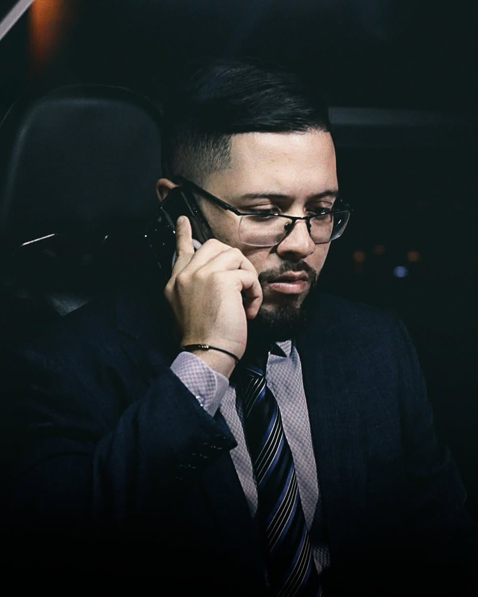 Pedro Henrik ao telefone, atendendo um cliente